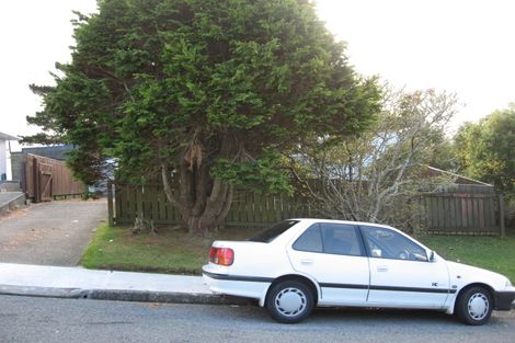 Photo of property in 18 Link Road, Newlands, Wellington, 6037