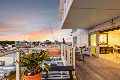 Photo of property in 72 Devonport Road, Tauranga, 3110