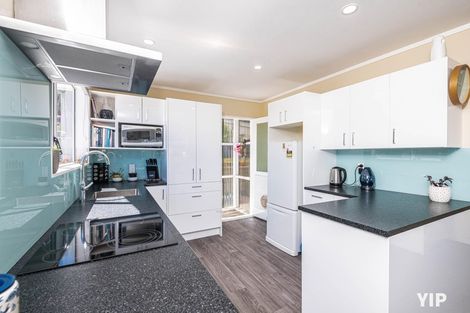 Photo of property in 9a Pimlico Place, Newlands, Wellington, 6037