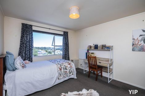 Photo of property in 9a Pimlico Place, Newlands, Wellington, 6037