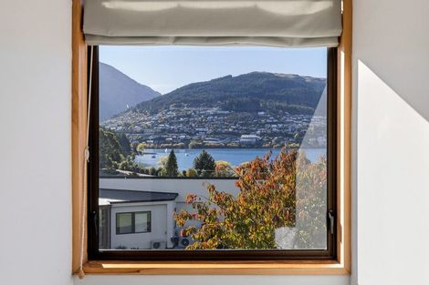Photo of property in 75 Cedar Drive, Kelvin Heights, Queenstown, 9300