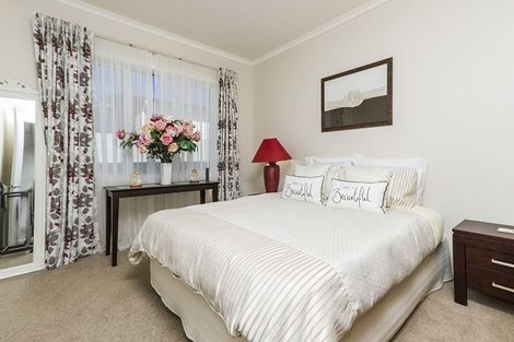 Photo of property in 18 Larmer Drive, Kumeu, 0810
