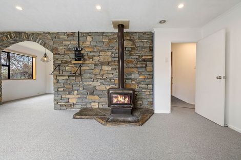 Photo of property in 16 Kuri Place, Wanaka, 9305