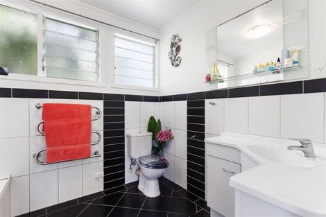 Photo of property in 1/3 Salem Place, Torbay, Auckland, 0630