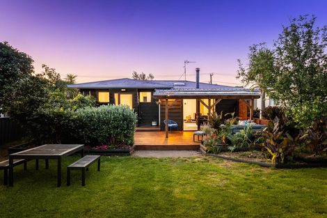Photo of property in 21 Dale Road, Raumati South, Paraparaumu, 5032