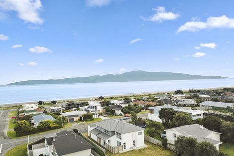 Photo of property in 91 Seaview Road, Paraparaumu Beach, Paraparaumu, 5032