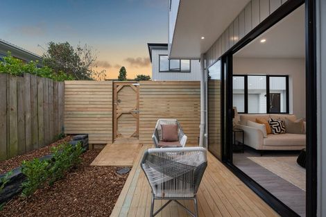 Photo of property in 33 Garadice Road, Rothesay Bay, Auckland, 0630