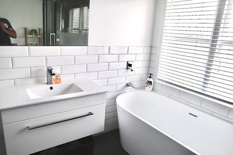 Photo of property in 109 Target Road, Totara Vale, Auckland, 0629