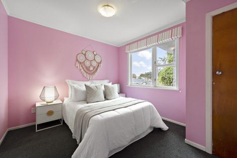 Photo of property in 18 Spenmoor Street, Newlands, Wellington, 6037