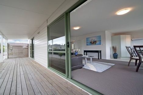 Photo of property in 17a Enderby Drive, Te Atatu Peninsula, Auckland, 0610