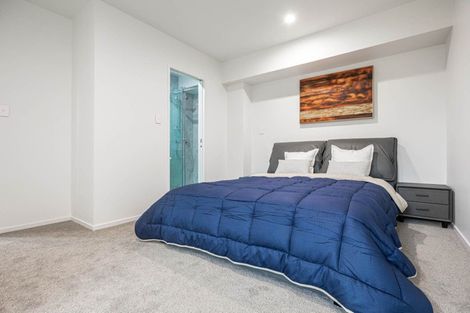 Photo of property in 1/10 Vinifera Place, Fairview Heights, Auckland, 0632