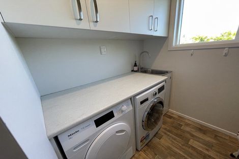 Photo of property in 6 Alder Place, Newlands, Wellington, 6037
