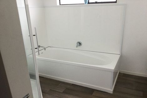 Photo of property in 7 Vardon Road, Green Bay, Auckland, 0604