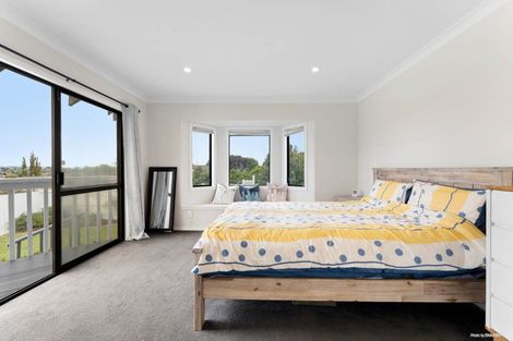 Photo of property in 4 Raphael Place, West Harbour, Auckland, 0618