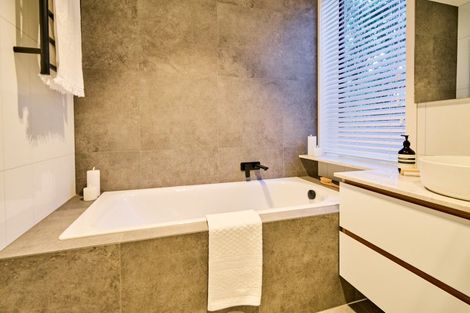 Photo of property in 21 Seaview Terrace, Northland, Wellington, 6012