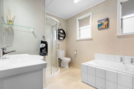 Photo of property in 43 Hutchinson Avenue, New Lynn, Auckland, 0600