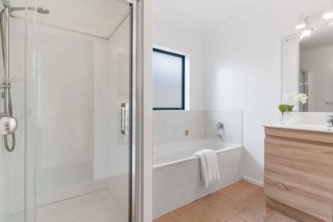 Photo of property in 16 Carisbrook Crescent, Papakura, 2110