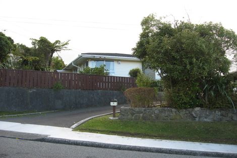 Photo of property in 8 Link Road, Newlands, Wellington, 6037