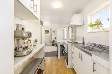 Photo of property in 71 Golf Road, New Lynn, Auckland, 0600