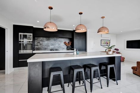 Photo of property in 4 Vardon Way, Waiwhakaiho, New Plymouth, 4312