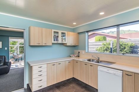 Photo of property in 3 Rewarewa Crescent, Waikanae, 5036