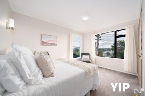 Photo of property in 2 Griffiths Grove, Newlands, Wellington, 6037