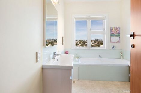 Photo of property in 47 Harbour View Road, Northland, Wellington, 6012