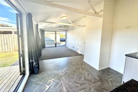 Photo of property in 52 Taipari Road, Te Atatu Peninsula, Auckland, 0610