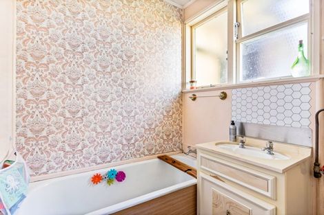 Photo of property in 32 Sullivan Avenue, Mangere Bridge, Auckland, 2022