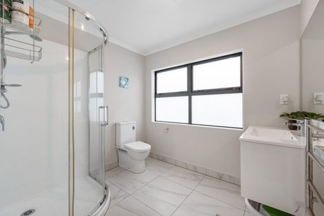 Photo of property in 2 Lumbarda Drive, Kumeu, 0810