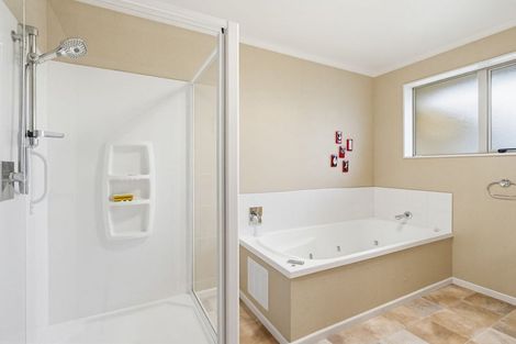 Photo of property in 4 Brooklyn Heights Drive, Kelvin Grove, Palmerston North, 4414