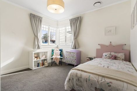 Photo of property in 2 Wernham Place, Northcote, Auckland, 0626
