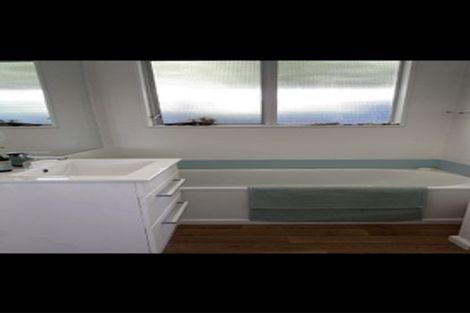 Photo of property in 3 Lomond Street, Newlands, Wellington, 6037