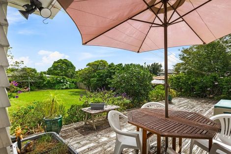 Photo of property in 70 Buscomb Avenue, Henderson, Auckland, 0610