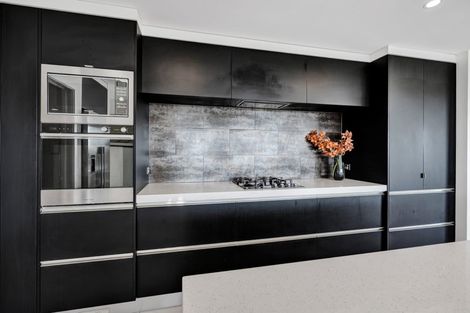 Photo of property in 4 Vardon Way, Waiwhakaiho, New Plymouth, 4312