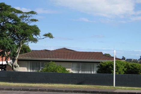 Photo of property in 2/92 Golf Road, New Lynn, Auckland, 0600