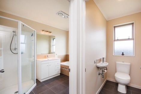 Photo of property in 33 Tennyson Avenue, Kelvin Grove, Palmerston North, 4414