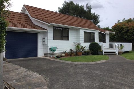 Photo of property in 7 Vardon Road, Green Bay, Auckland, 0604