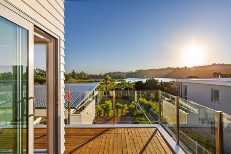 Photo of property in 8 Kerema Way, Schnapper Rock, Auckland, 0632