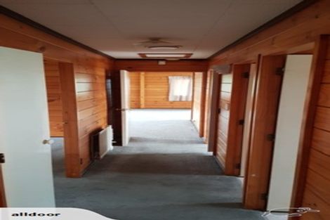 Photo of property in 21 Fernhaven Grove, Newlands, Wellington, 6037