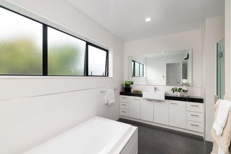 Photo of property in 22 Brockhall Lane, Avonhead, Christchurch, 8042