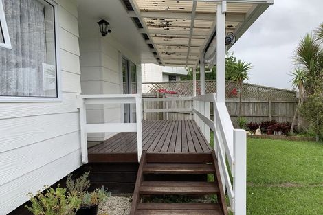 Photo of property in 2/82 Roberts Road, Te Atatu South, Auckland, 0610
