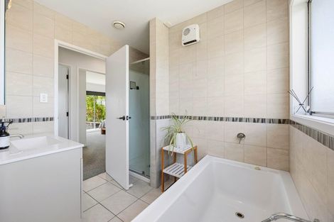 Photo of property in 5 Harford Place, Pakuranga Heights, Auckland, 2010