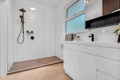 Photo of property in 2 Fairmount Road, Titirangi, Auckland, 0604