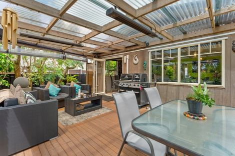 Photo of property in 12 Quo Vadis Place, Red Beach, 0932