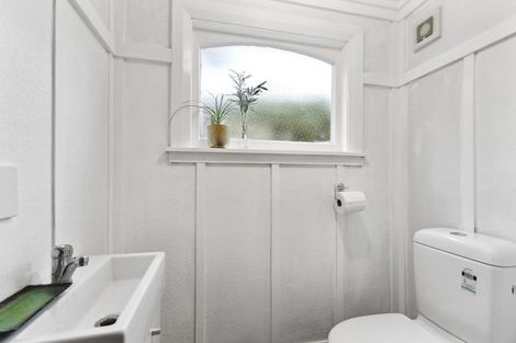 Photo of property in 159 Queens Drive, Lyall Bay, Wellington, 6022