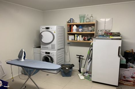 Photo of property in 220 Queens Drive, Lyall Bay, Wellington, 6022