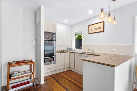 Photo of property in 22 Tiri Road, Milford, Auckland, 0620