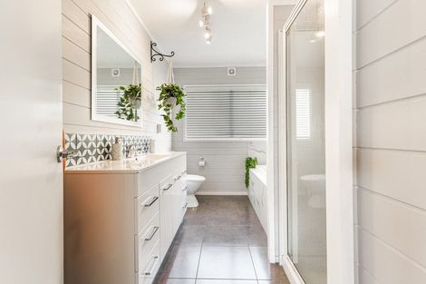Photo of property in 2/12 Ballini Rise, West Harbour, Auckland, 0618