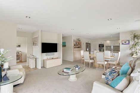 Photo of property in 58 Royalle Mews, Botany Downs, Auckland, 2010